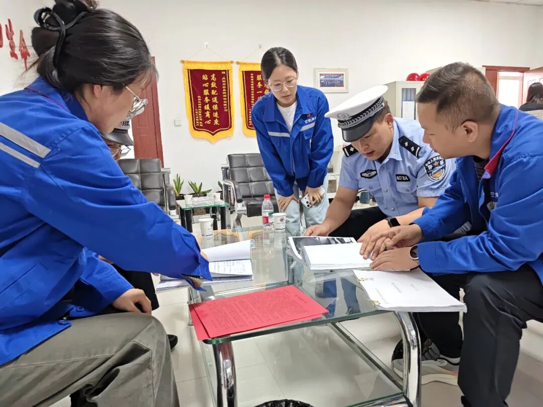庆城交警把交通安全送到集市和商砼站