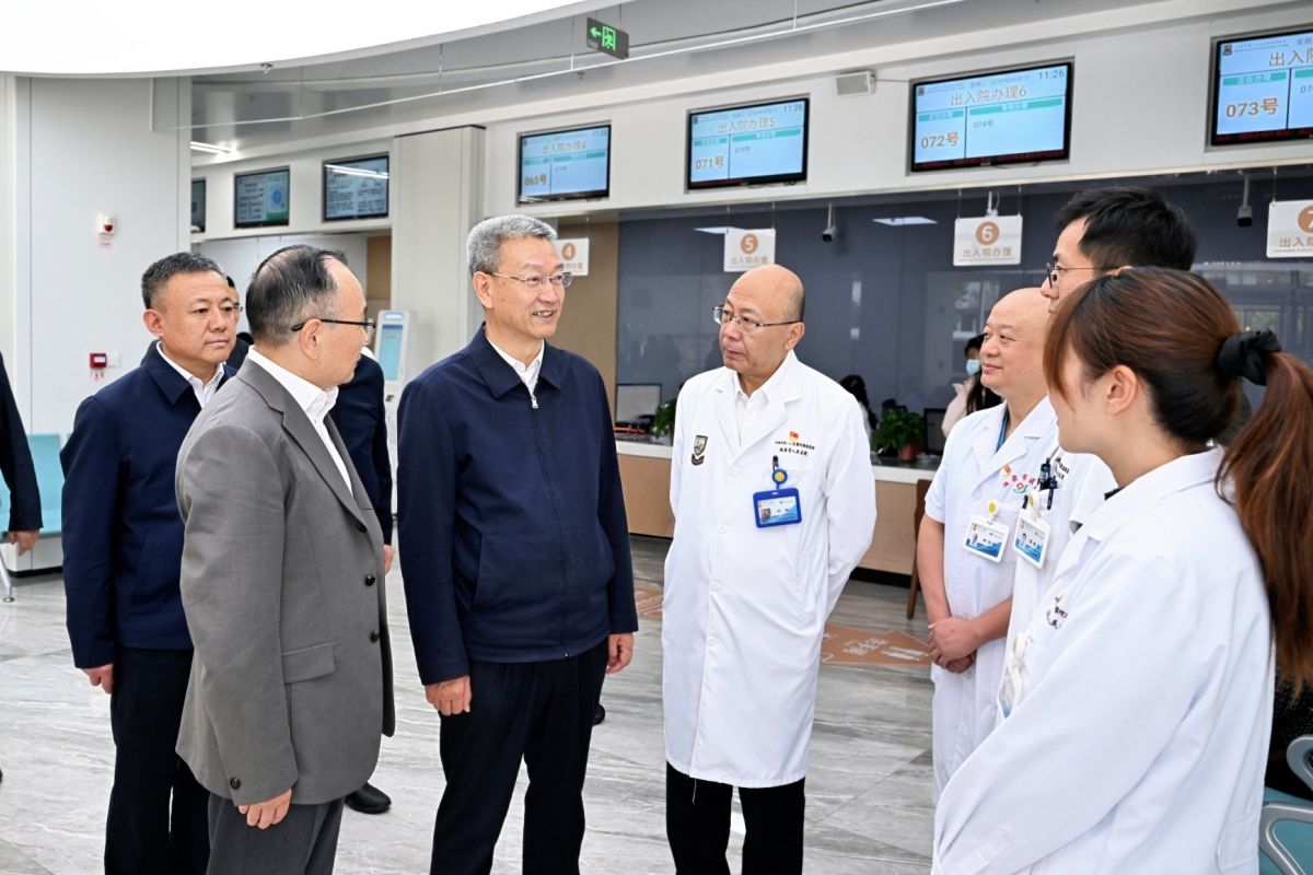 9月15日，省委副书记、代省长孔绍逊在上海市第一人民医院酒泉医院，实地了解医疗救治、学科建设等情况。（新甘肃&middot;甘肃日报记者盛学卿）