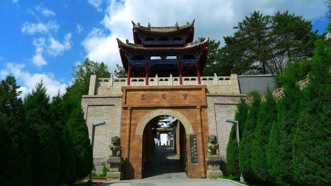 打卡南梁红色大景区,漫步红色热土,回望峥嵘岁月,感悟质朴坚韧的南梁精神,在红色文脉中沉淀心境、汲取力量。