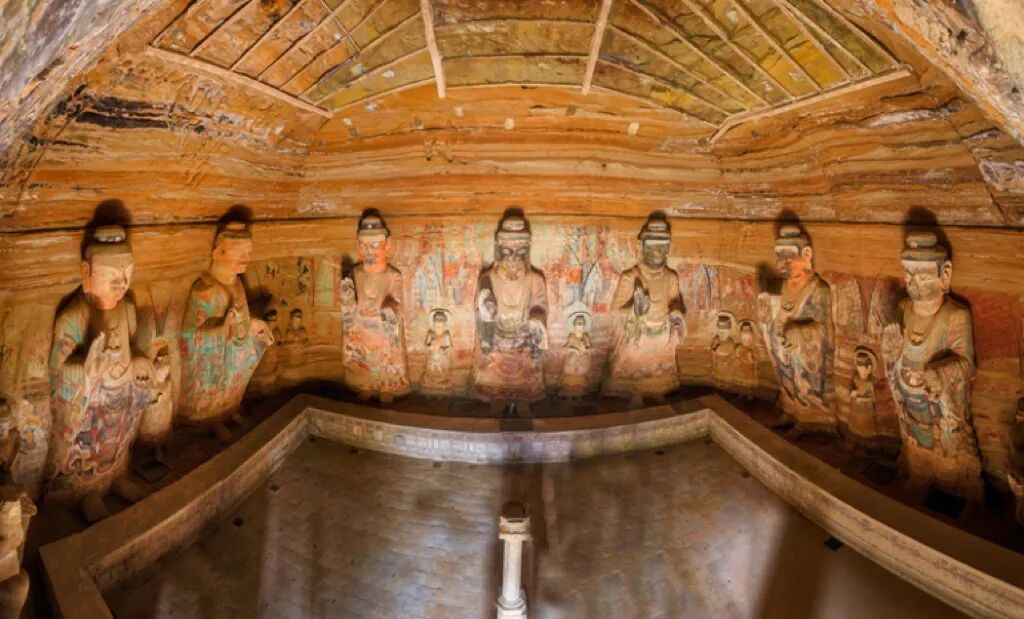 到访北石窟寺、北石窟驿,崖壁千年石窟静默伫立,百余座窟龛造像历经岁月洗礼,古韵悠远。看古寺映秋光、清风拂古壁,尽览山河与人文交融的独特景致。