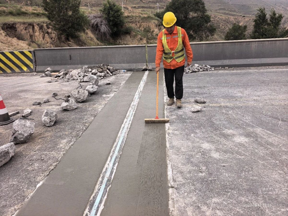 环县公路段:“一桥一策”除病害 草滩1号桥焕新通车