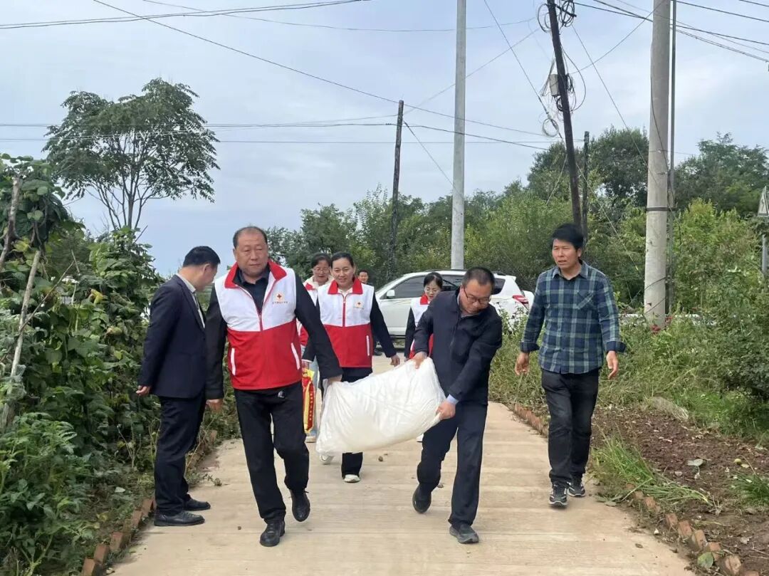 正宁县红十字会开展困境儿童关爱慰问活动