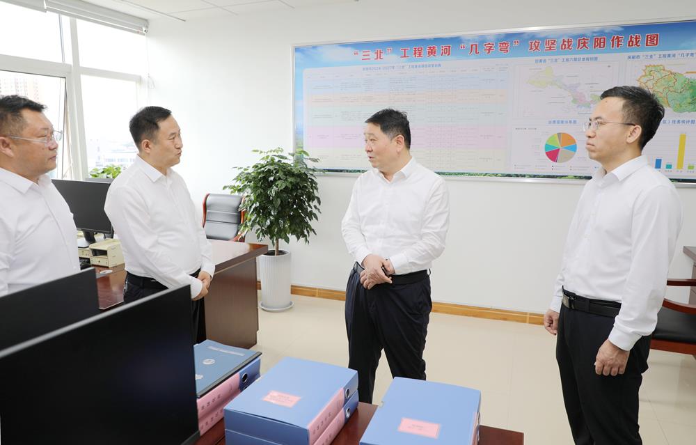 周继军在市自然资源局市生态环境局市林草局调研时强调
实干担当厚植&ldquo;高天厚土&rdquo;生态家底
为民造福提升&ldquo;福地庆阳&rdquo;发展成色