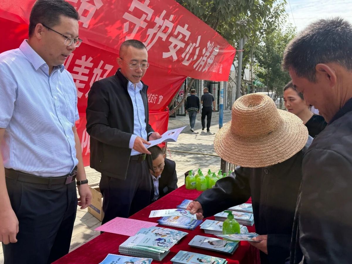 农行庆阳分行走进乡镇集市，深入开展金融知识宣教