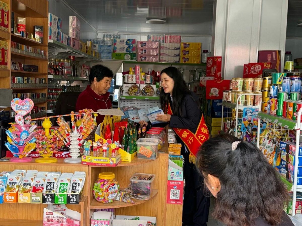 农行庆阳分行走进乡镇集市，深入开展金融知识宣教