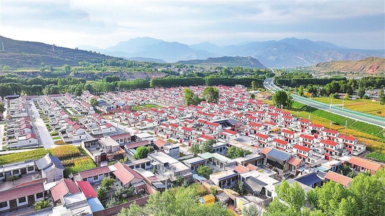 积石山县刘集乡团结村灾后重建后的整体面貌。