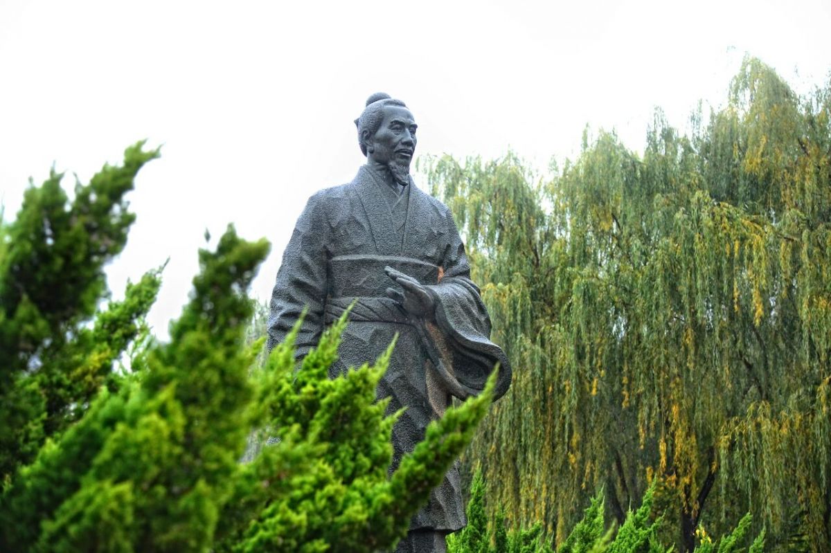潜夫山森林公园,古木参天、文脉深厚,秋日落叶铺径,静谧雅致,适合漫步静心。