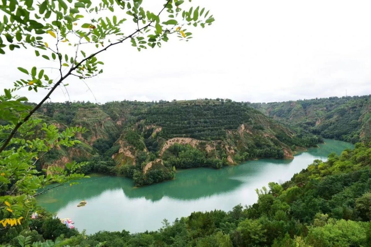 太阳池,高原天然湖泊,碧水澄澈,秋风拂动湖面,岸边草木鎏金,独享湖畔秋日温柔。