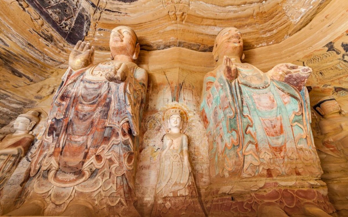 北石窟寺,甘肃四大石窟之一,1500余年历史,秋日暖阳洒落崖壁,千年造像静谧伫立,斑驳石壁藏尽岁月沧桑,静心伫立,可抚平所有浮躁。