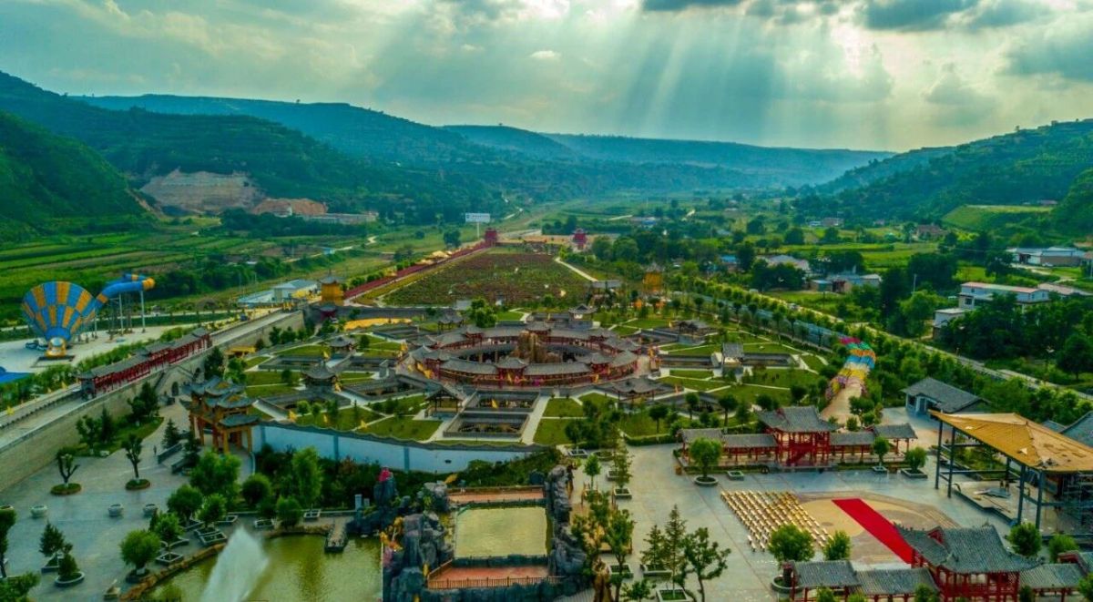北石窟驿,复刻古丝路驿站风貌,秋日古道萧瑟悠长,沉浸式感受陇东丝路文化魅力。