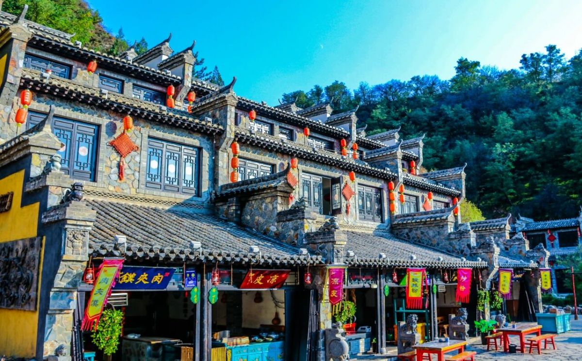 药王洞养生小镇,烟火繁盛、古色古香,秋日晚风温柔,街巷烟火氤氲,一站式感受陇东市井风情。