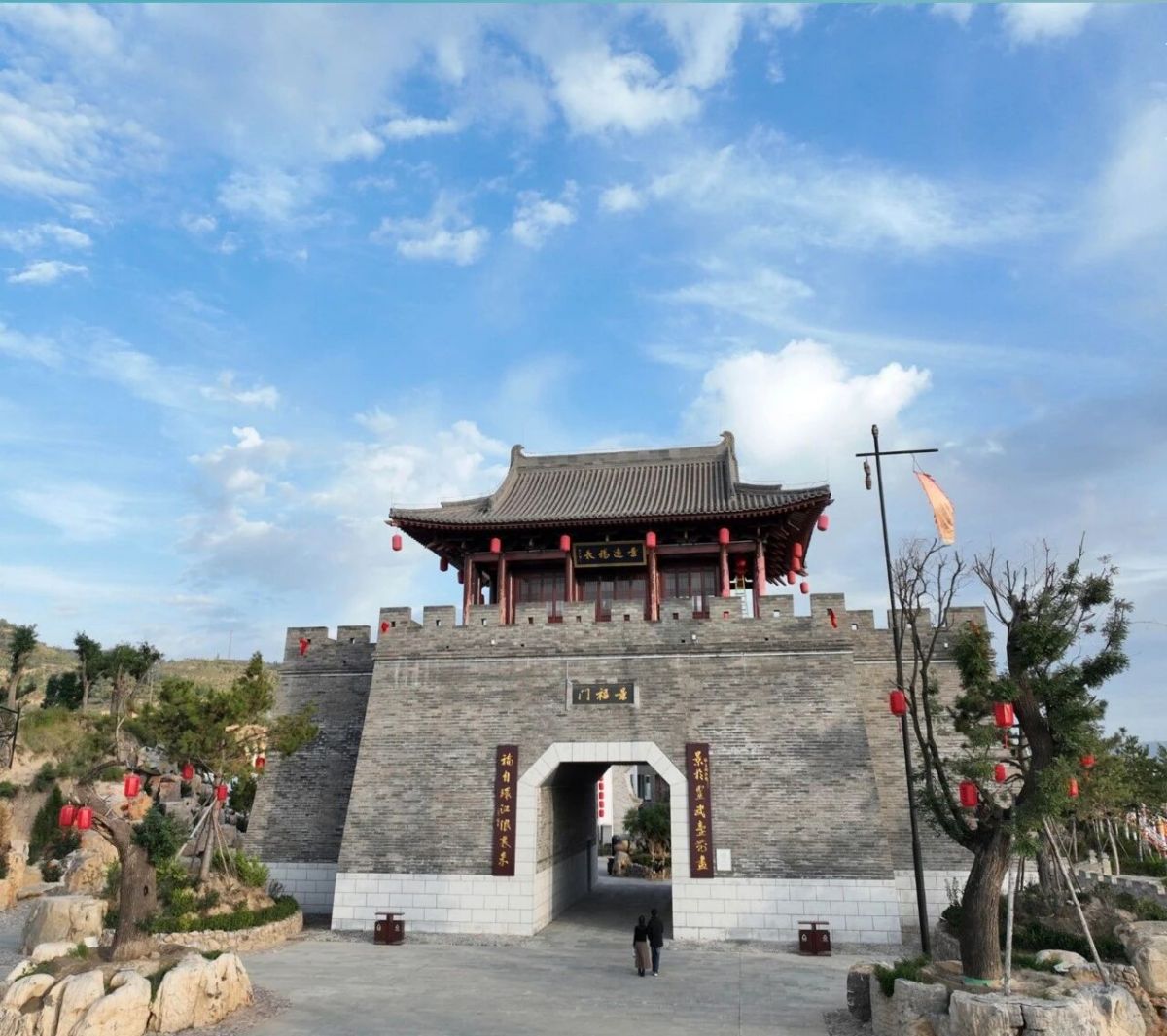 环州故城,青砖黛瓦历经风雨,秋日氛围感厚重悠远,适合漫步怀古。