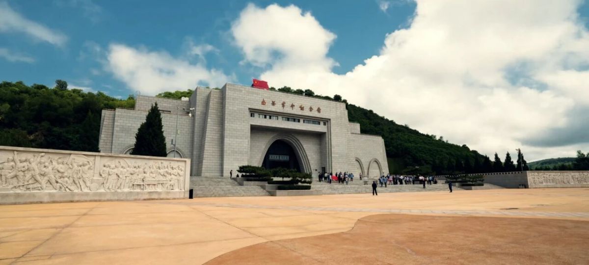 南梁红色旅游景区,庆阳红色核心地标,包含南梁革命纪念馆、陕甘边区苏维埃政府旧址、列宁小学、抗大七分校旧址、寨子湾革命旧址,秋风肃穆,岁月无声,初心有声。