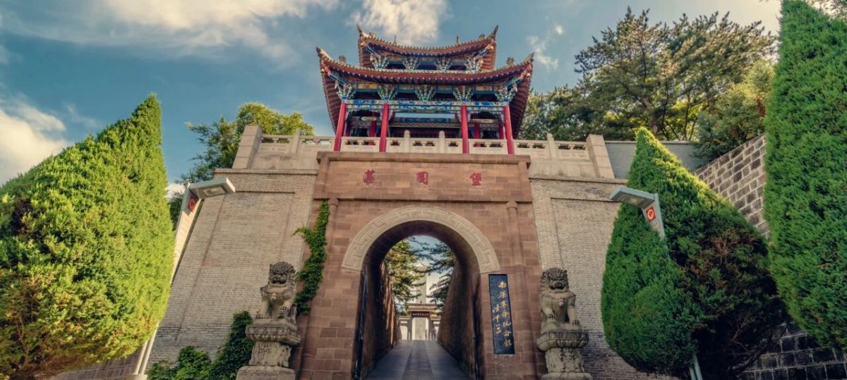 南梁红色旅游景区,庆阳红色核心地标,包含南梁革命纪念馆、陕甘边区苏维埃政府旧址、列宁小学、抗大七分校旧址、寨子湾革命旧址,秋风肃穆,岁月无声,初心有声。