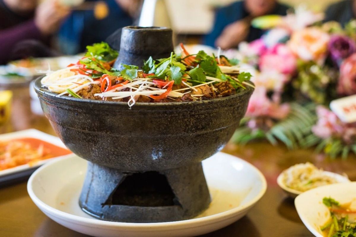 庆阳暖锅,秋日招牌美食,荤素食材层层码放,慢火煨煮,汤汁醇厚鲜香,热气袅袅,驱散所有秋凉与疲惫。