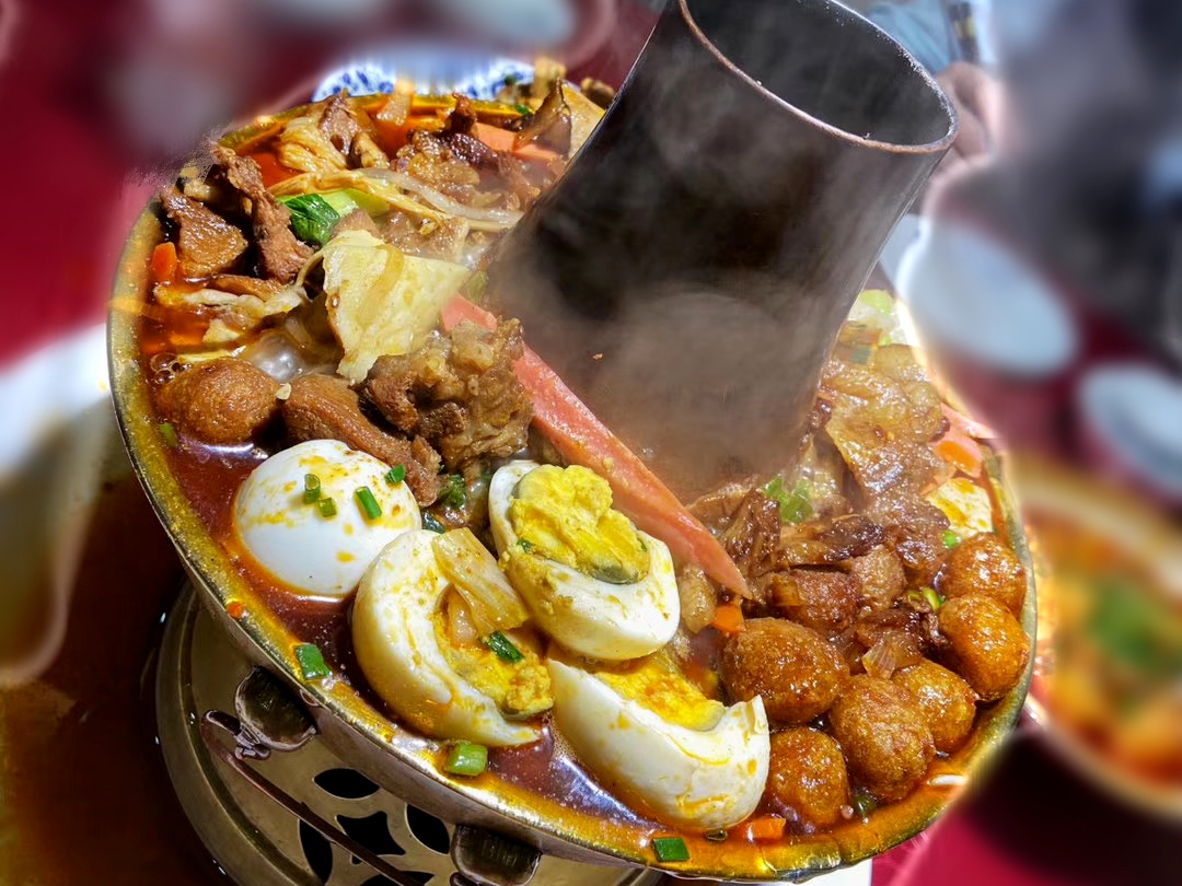庆阳暖锅,秋日招牌美食,荤素食材层层码放,慢火煨煮,汤汁醇厚鲜香,热气袅袅,驱散所有秋凉与疲惫。