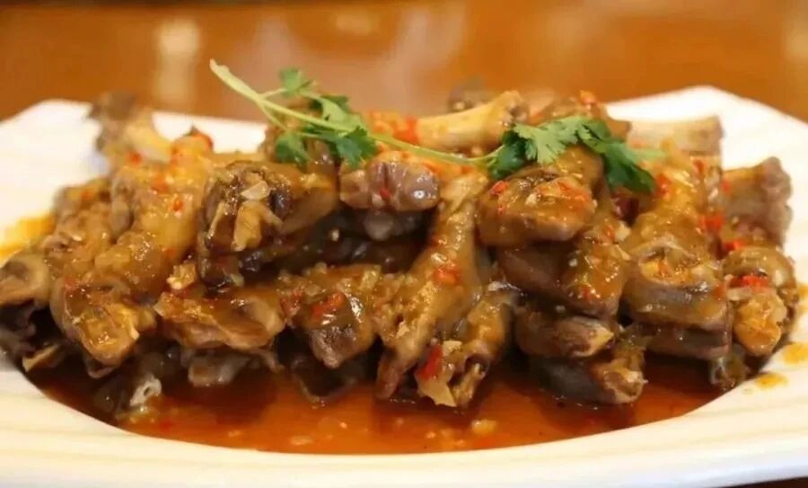 环县清炖羊羔肉,肉质鲜嫩、汤色清亮,暖而不腻,是秋冬专属的温补美味。