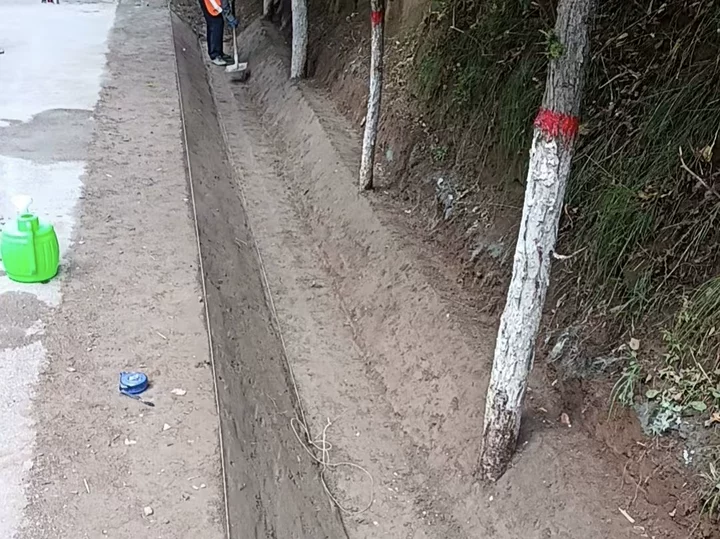 正宁公路段:边沟穿上“固化衣”,雨季保畅添底气