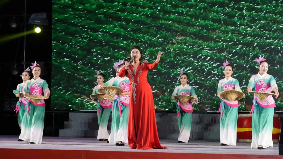 正宁县举行“乐享金秋·美在正宁”农文旅商融合促消费宣传推介活动开幕式暨庆祝第九个中国农民丰收节文艺演出