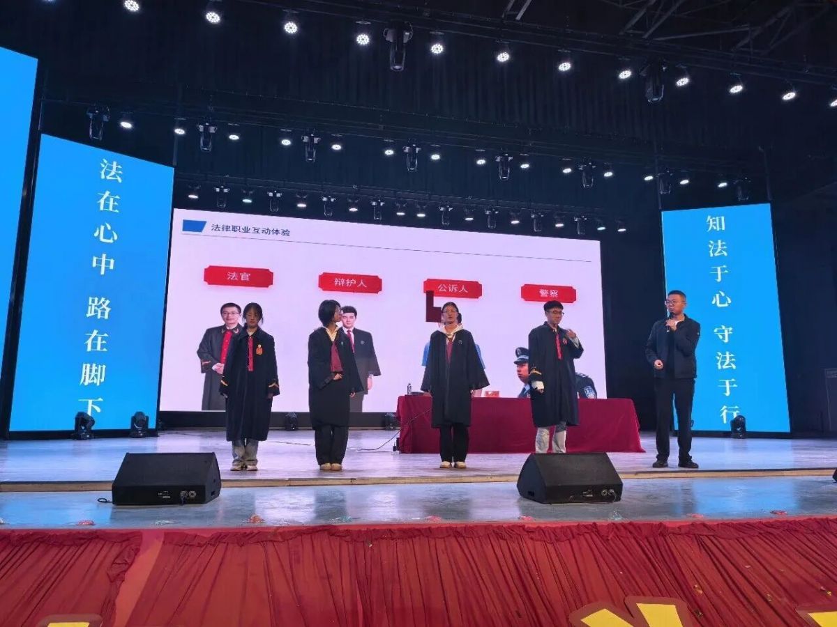 全省“百场法治大宣讲”庆城县报告会在陇东中学举办