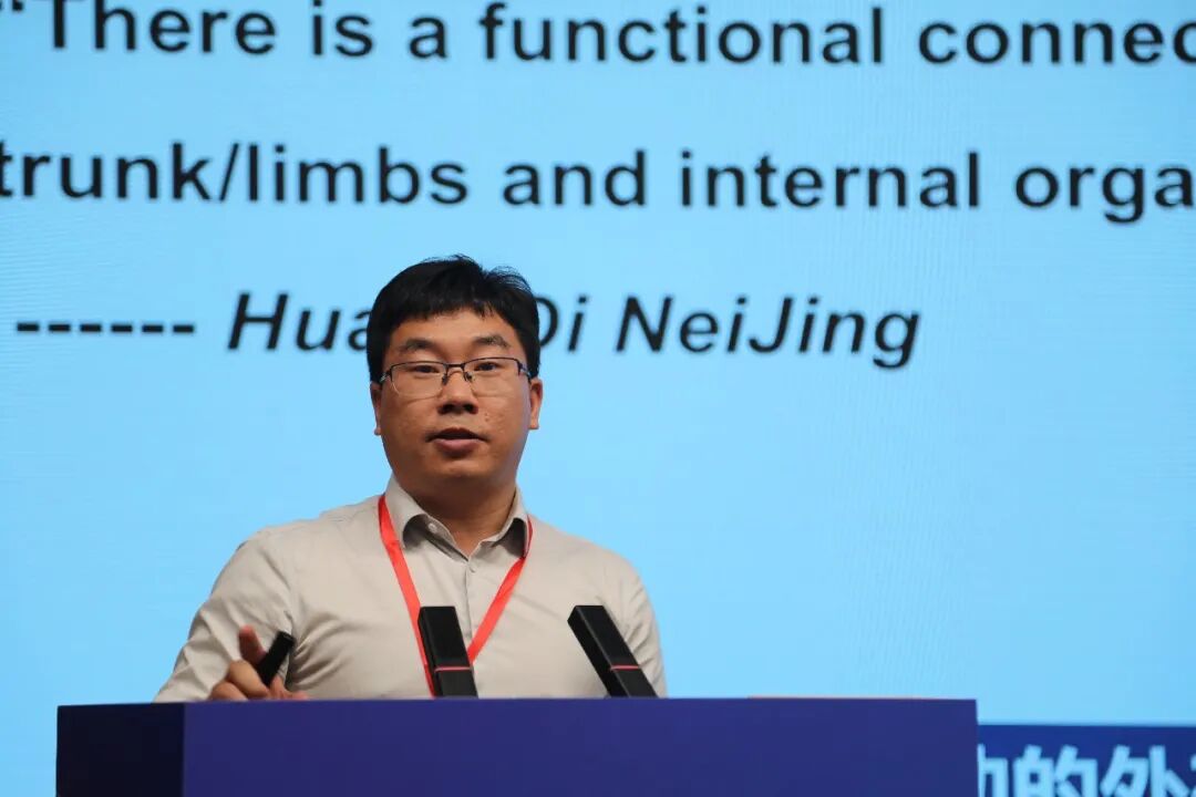 复旦大学教授、国家杰出青年科学基金获得者柳申滨,围绕《针刺对胃肠功能调控的效应规律及躯体感觉神经解剖学基础》展开阐释,从神经解剖层面挖掘针刺起效的底层逻辑,为针灸临床应用筑牢基础研究根基。