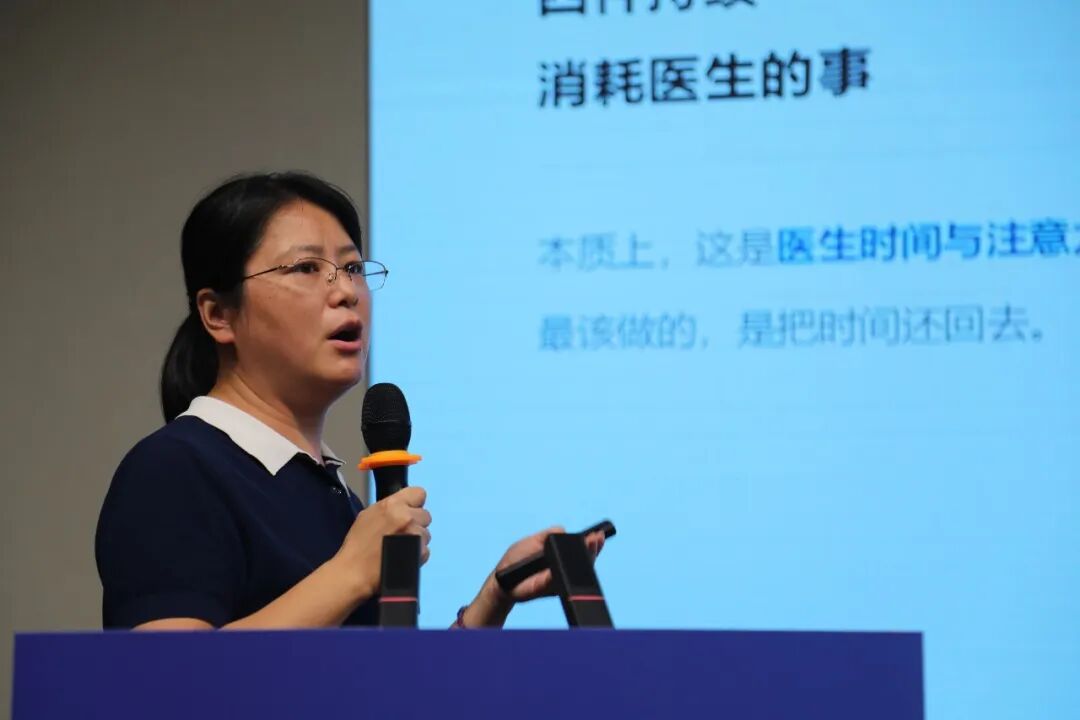 全诊通医疗AI大模型首席方案专家印宁琳,围绕AI如何释放医生时间展开分享,提出医生当前被沟通低效、文书耗时、决策难、质控难四项工作消耗,AI的核心价值就是解决医生时间与注意力错配的问题,把时间还给医生。