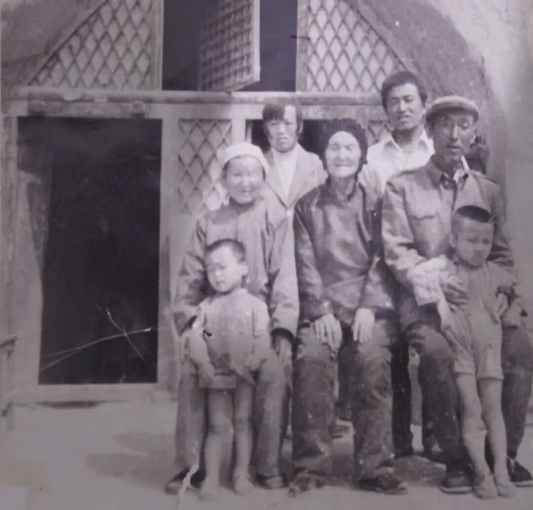 王文春一家人在旧居前合影。(图片由王文春提供)