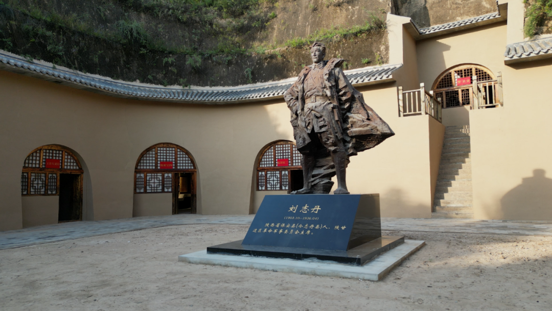 旧址院落中,刘志丹雕像光洁肃穆。田伟 摄