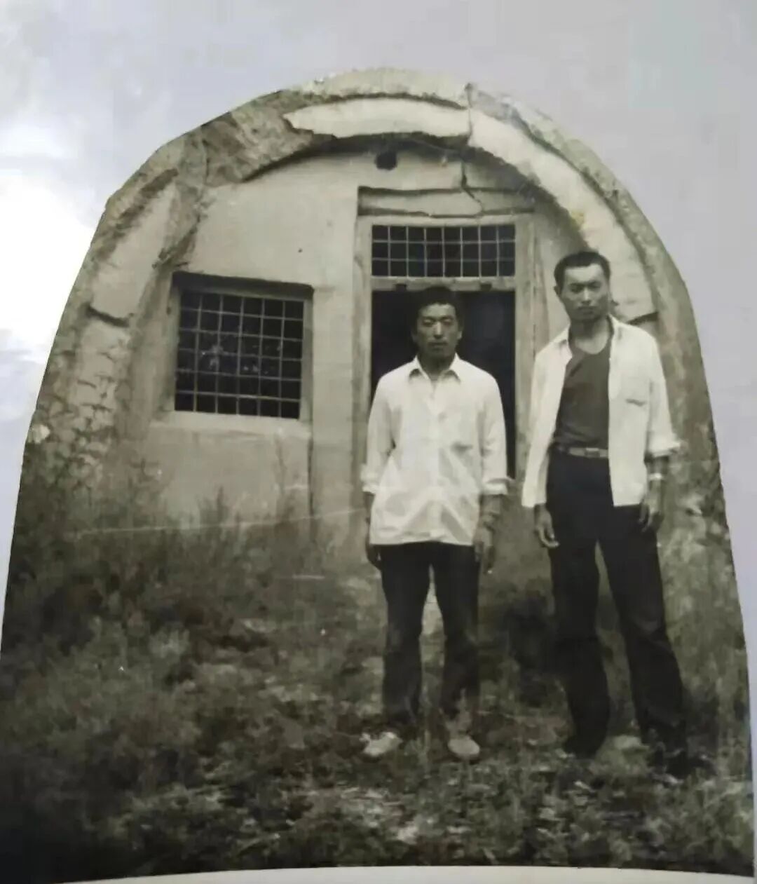 20世纪80年代王文春(左)与妻弟在旧址窑洞前合影。(图片由王文春提供)