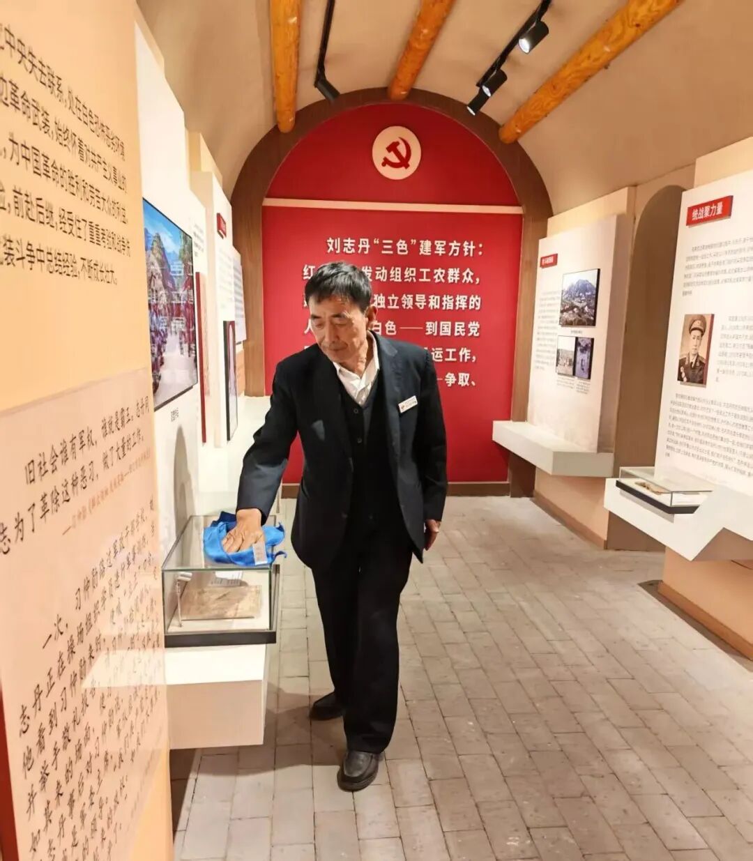 王文春擦拭展柜玻璃。(图片由王文春提供)
