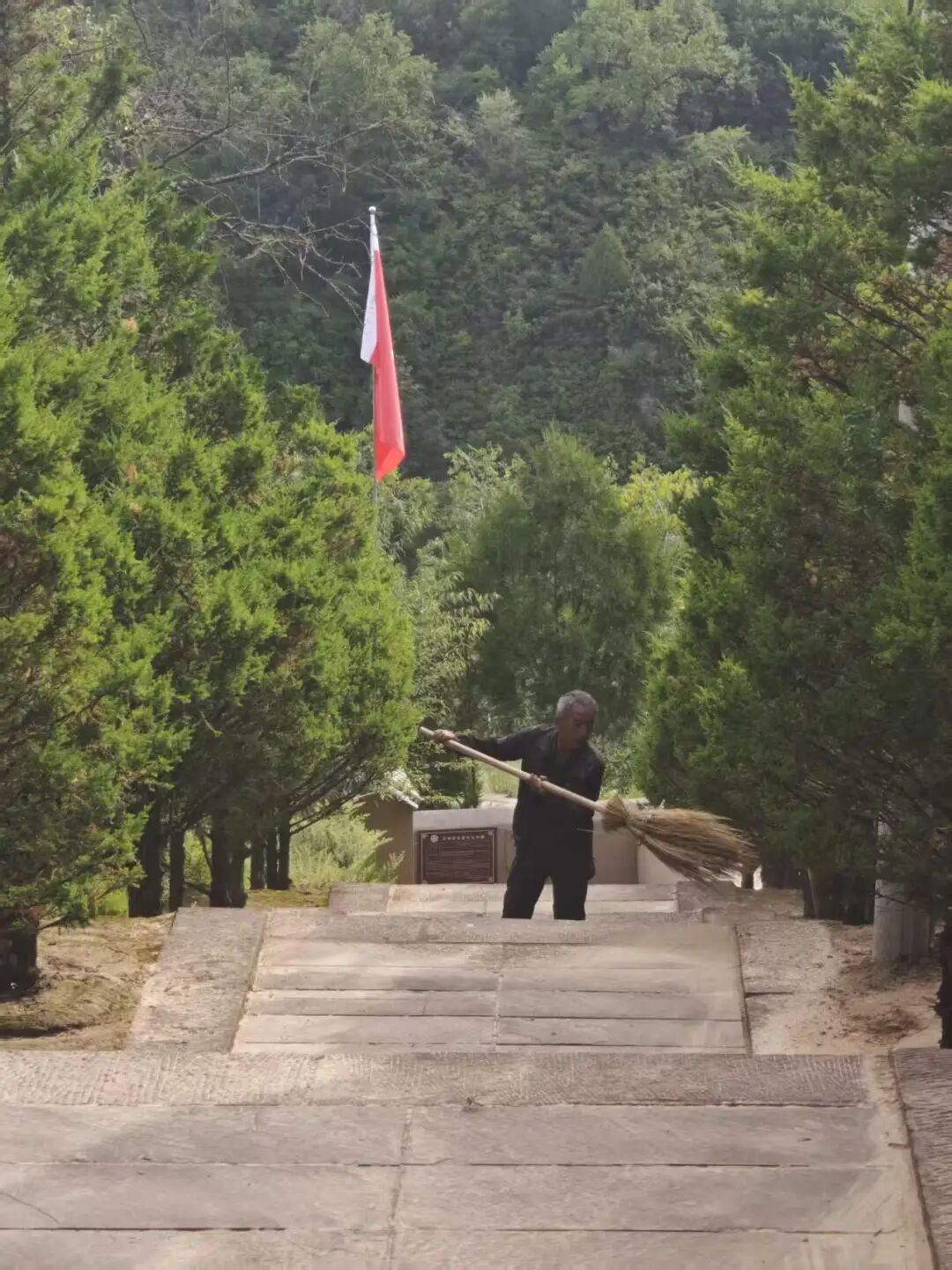 王文春清扫通往旧址的台阶。庆阳融媒记者 陈思 摄