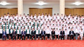 丁薛祥接见“向国旗敬礼”港澳青少年升旗队代表访京团