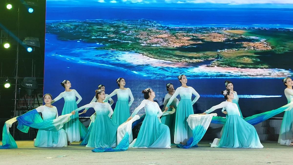 开场舞《海阔月生澜》演出单位:正宁县教育局