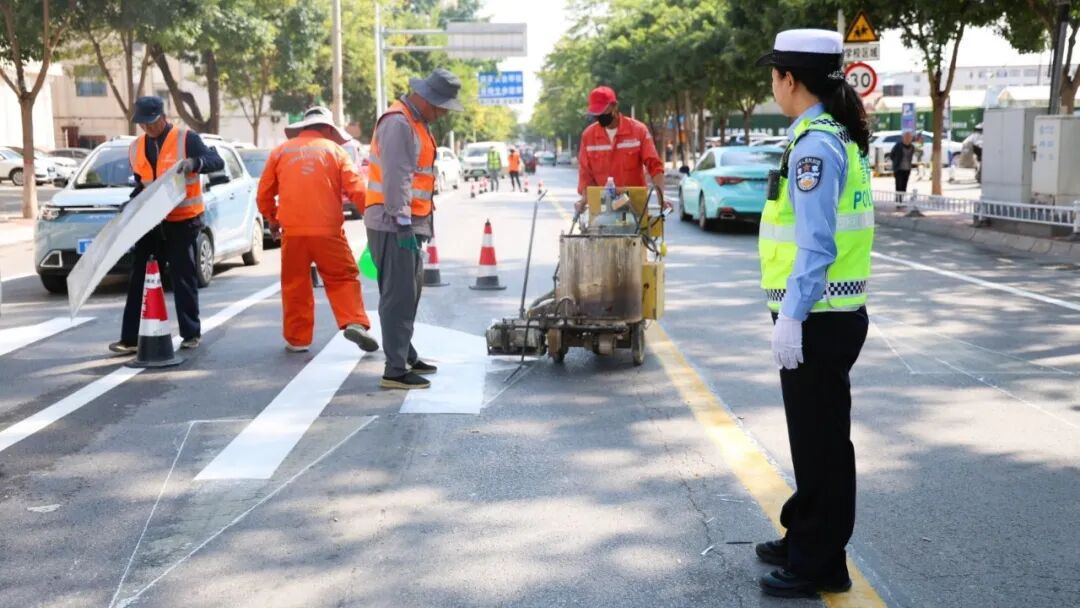 西峰区:翻新交通标线 规范通行秩序