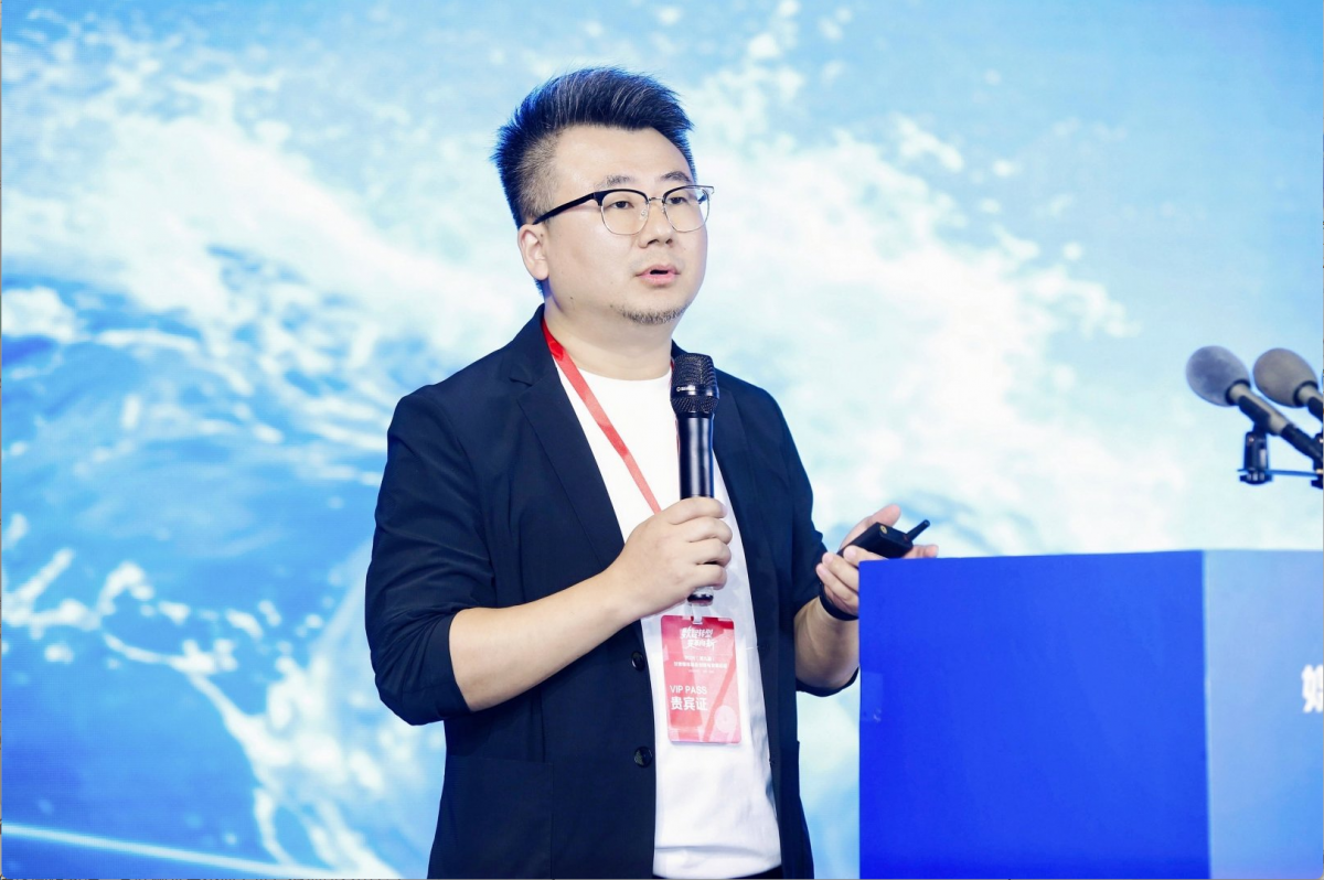 潮新闻党委委员、常务副总编辑童俊分享《从“好内容”到“高日活”——媒体融合时代的内容生态重构与用户增长路径》。