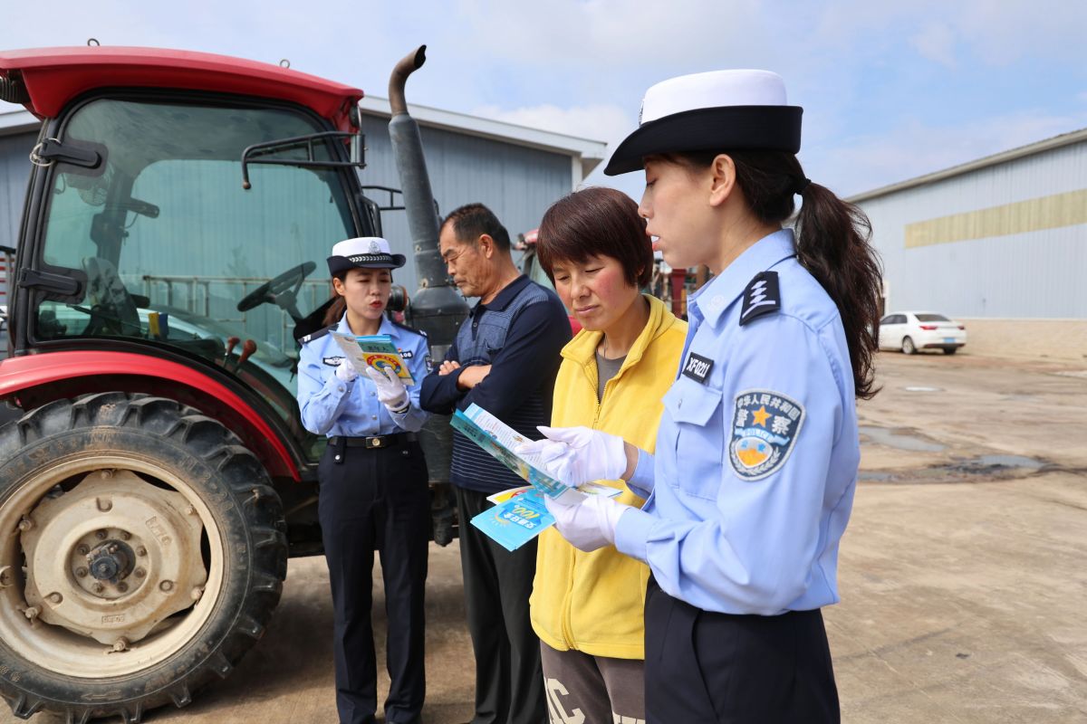 秋收安全进乡村 西峰公安护航丰收平安路