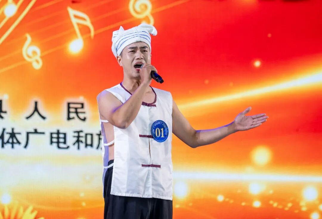 来自陕西省咸阳市的1号选手姚阿朋演唱《泪蛋蛋抛在沙蒿蒿林》。
