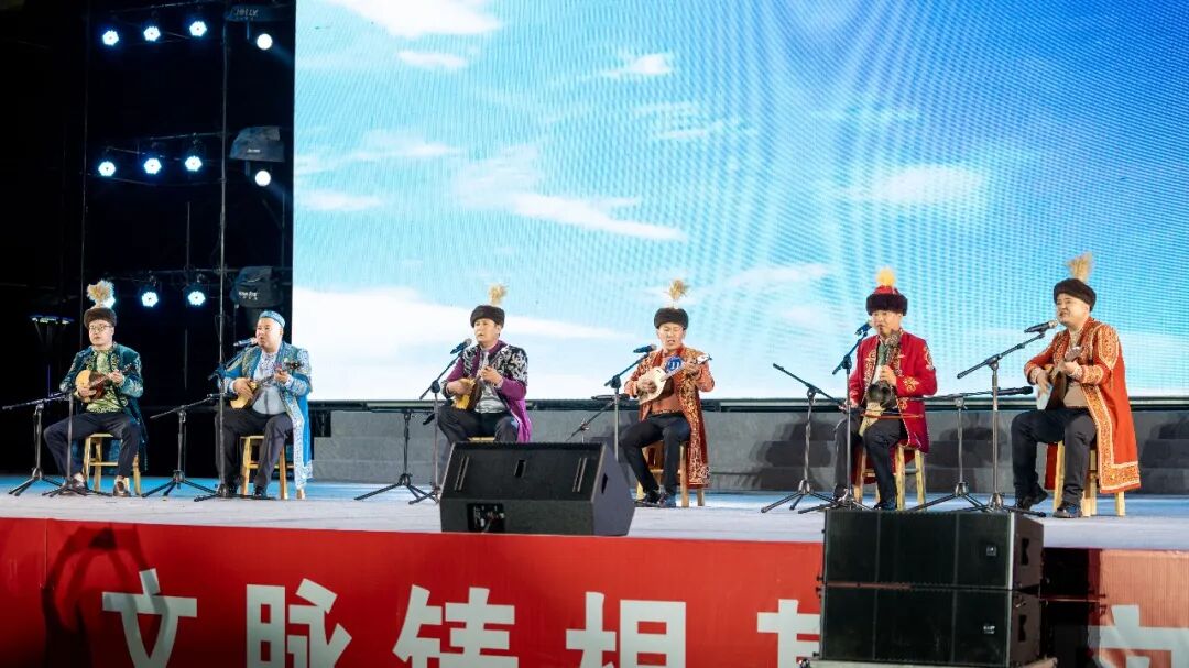 来自甘肃省酒泉市的特列克·柯德尔毛拉 哈布多拉·哈再孜 浩西克利德 叶勒斋 叶尔沙那提 麦尔泰·欧肯合唱《清泉》。