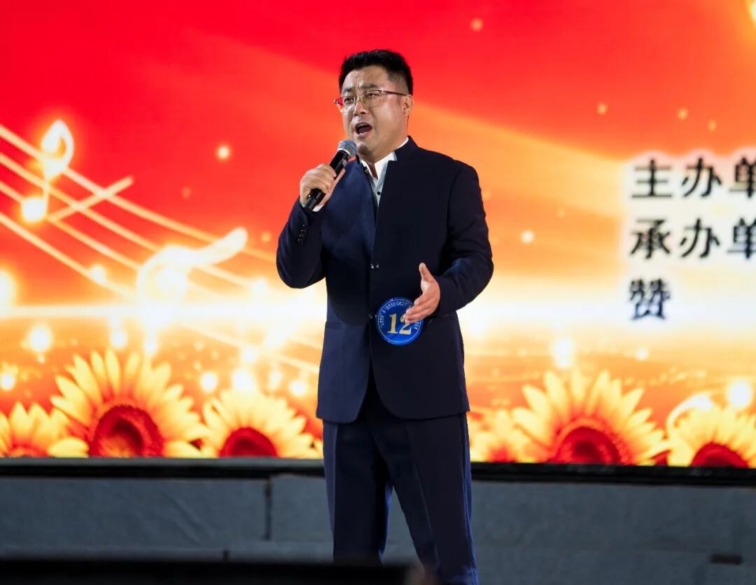 来自甘肃省庆阳市的12号选手崔理鹏演唱《往事重现》。