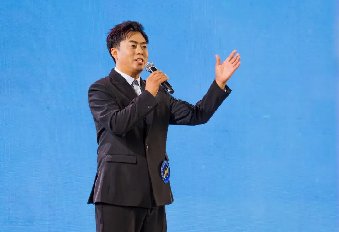 来自甘肃省庆阳市的9号选手赵维平演唱《西部情歌》。