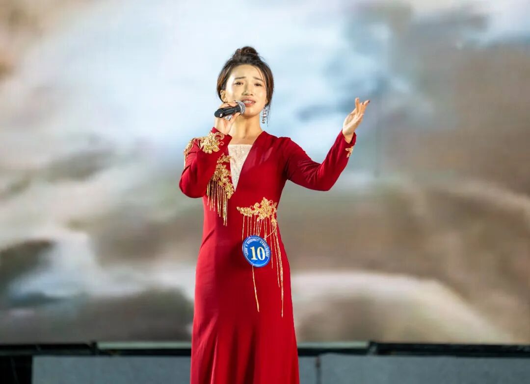 来自甘肃省庆阳市的10号选手杨花丽演唱《黄河源头》。