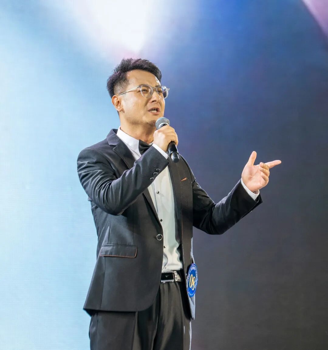 来自甘肃省庆阳市的8号选手袁斌刚演唱《故乡有话告诉你》。
