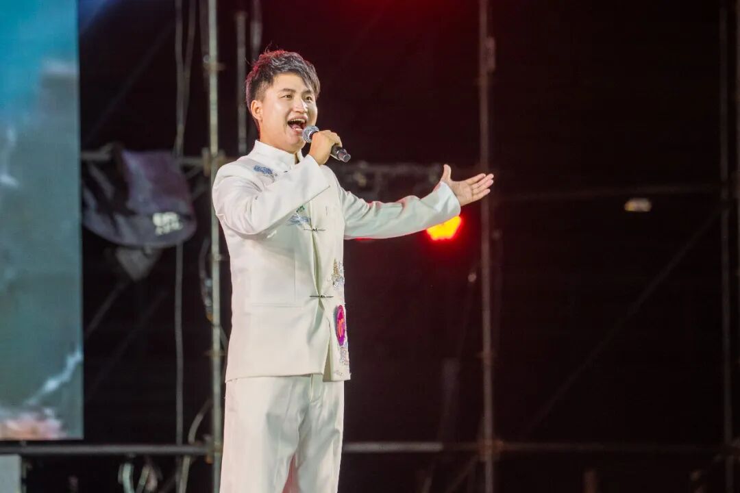来自陕西省榆林市的7号选手李天一演唱《圪梁梁上的二妹妹》。