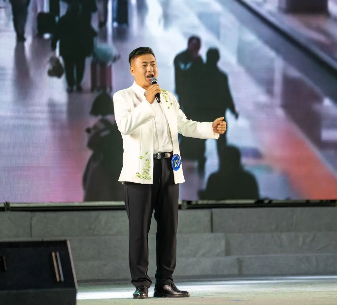 来自甘肃省庆阳市的13号选手李靖演唱《最忆是乡愁》。