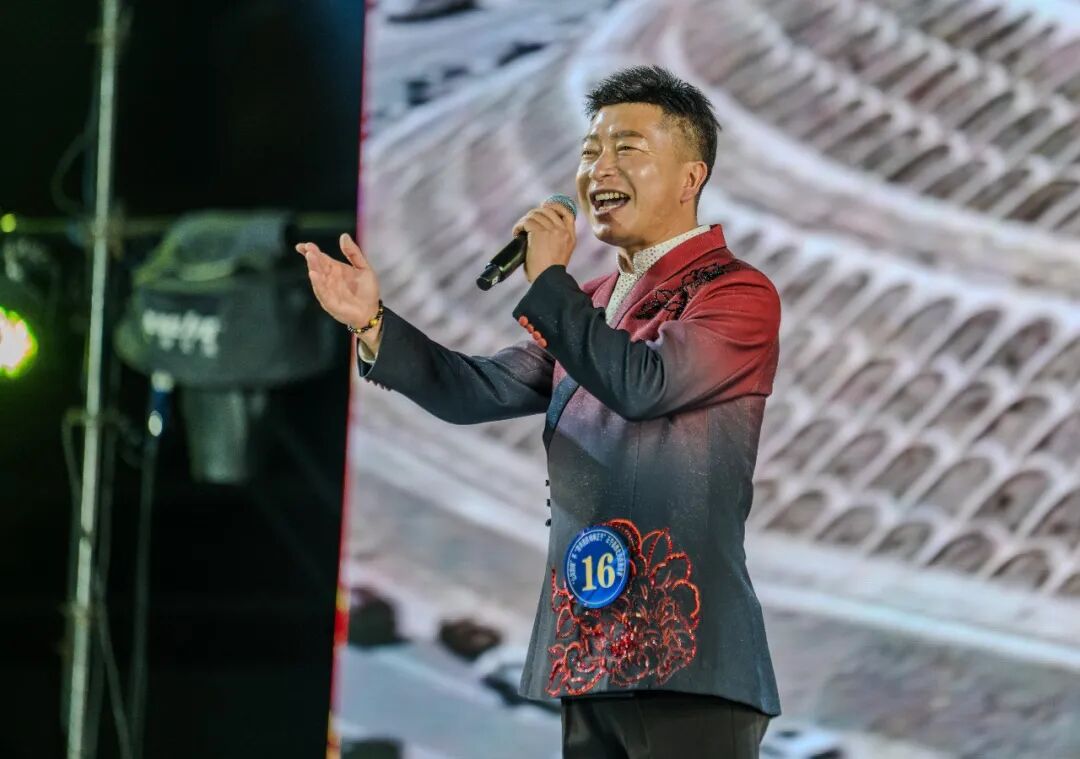 来自甘肃省临夏回族自治州的16号选手彭佳荣演唱《河州二令》。