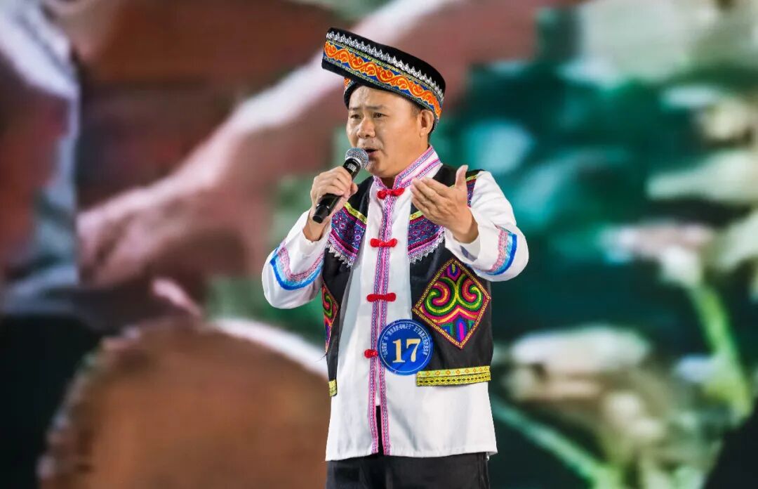 来自新疆维吾尔族自治区伊犁市的17号选手陈建湘演唱《土家酒歌》。