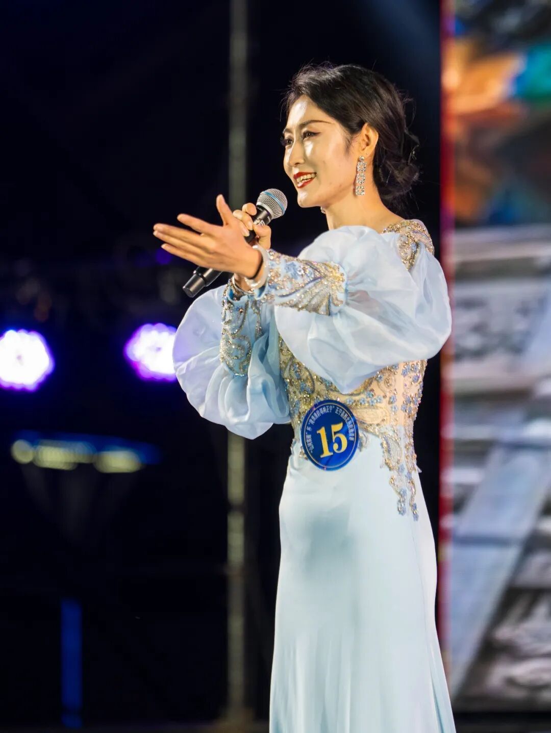 来自甘肃省酒泉市的15号选手岳丽博演唱《藏香》。