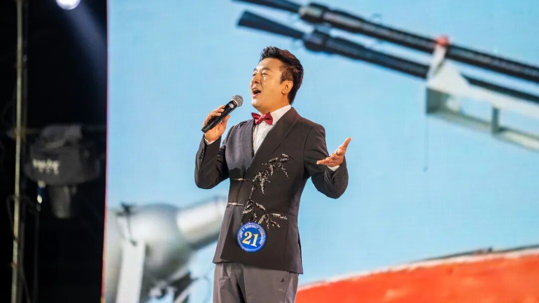 来自甘肃省庆阳市的21号选手惠志强演唱《小白杨》。