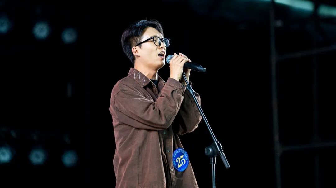 来自甘肃省庆阳市的25号选手曹皓演唱《尕连手》。