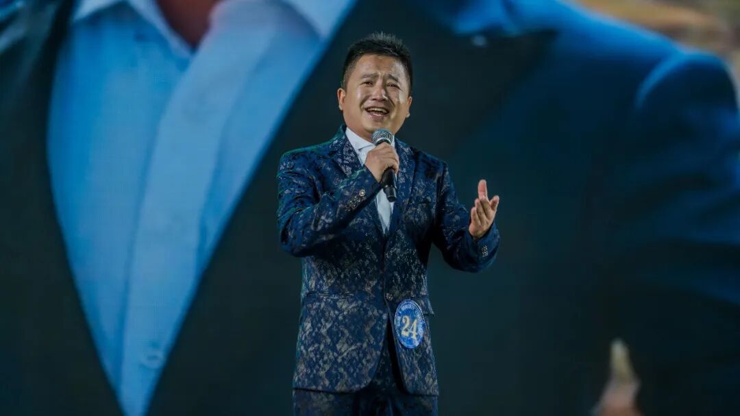 来自甘肃省庆阳市的24号选手张万斌演唱《黄土塬我的娘亲亲》。